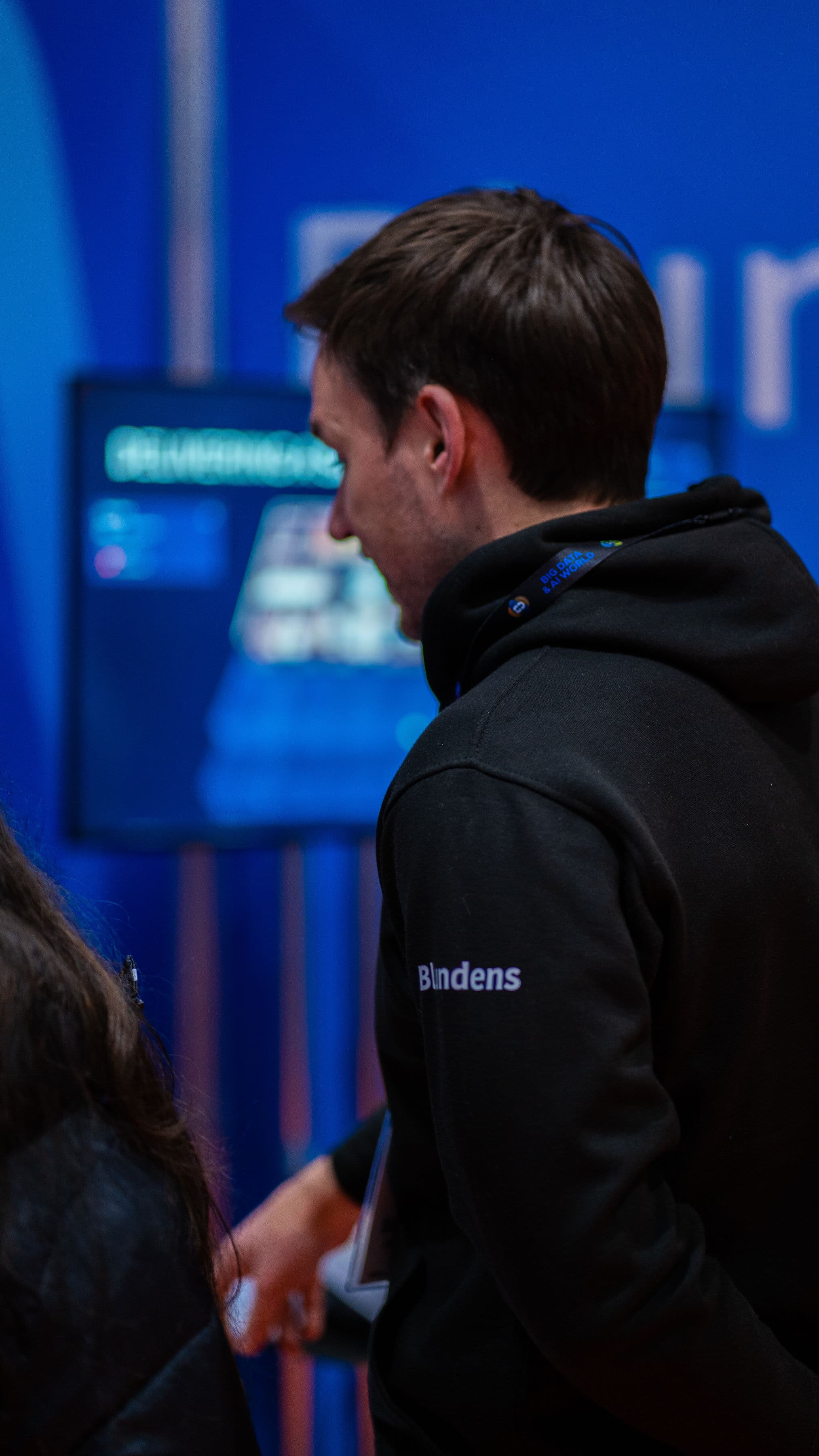 A Blundens consultant speaking with visitors at an industry event